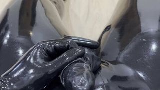 Napalona rubberdrone druga sperma w gumowej pochwie kutasa