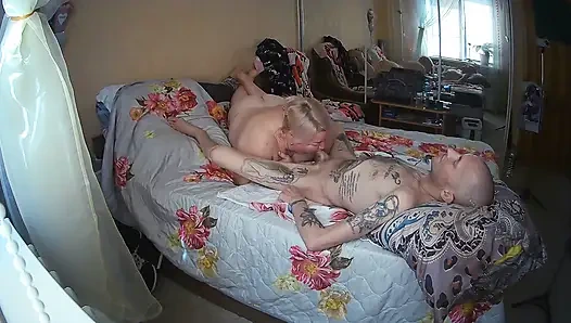 Ibu tiri lagi asik nyepong kontol di hari liburnya