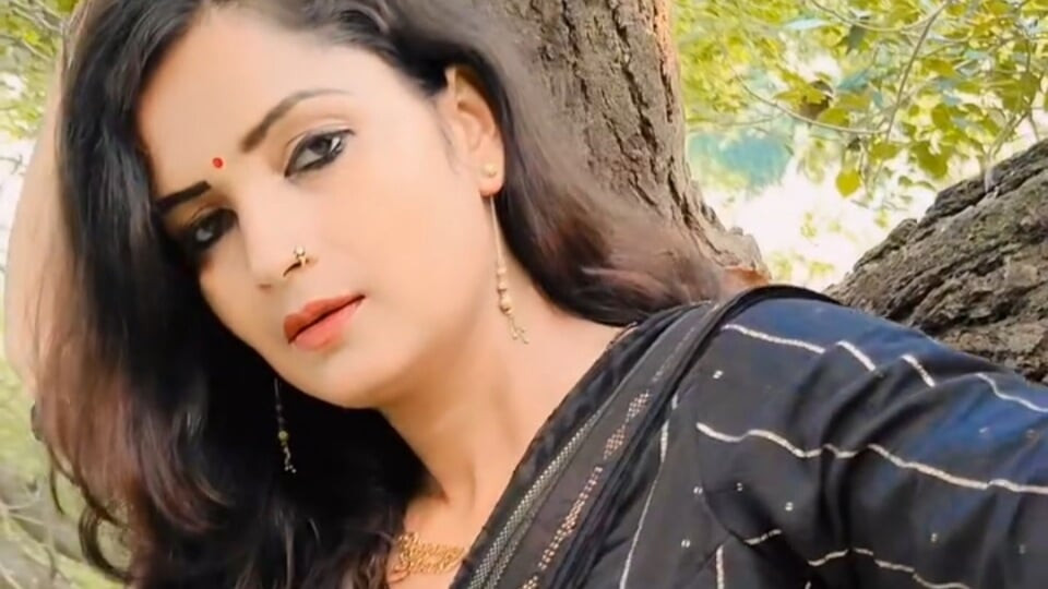 Horny Bengali secretary fucks her boss in Delhi to maintain her sexy figure