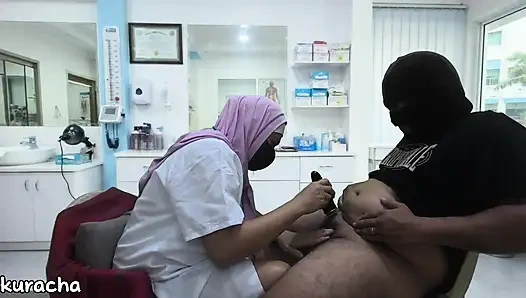 Доктор в хиджабе бреет мясистый член клиента не становится эрегантным во время бритья
