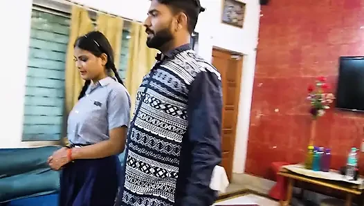 Eine schulgebühren-lehrerin und stiefbruder fickten seinen sexy schüler, hardcore-dreier-sex