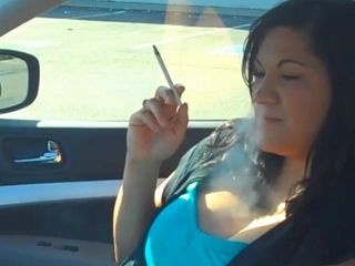 Mujer fumando en coche 1