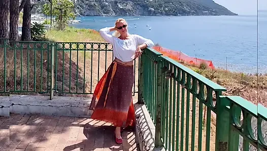 Sarışın Olgun Eş Yüz Bakımı Seviyor