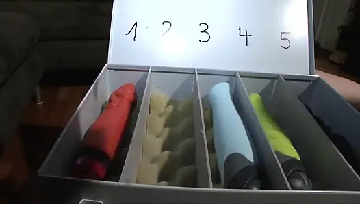 Büyük memeli yalnız sarışın Alman ev hanımı oyuncaklar kullanıyor ve