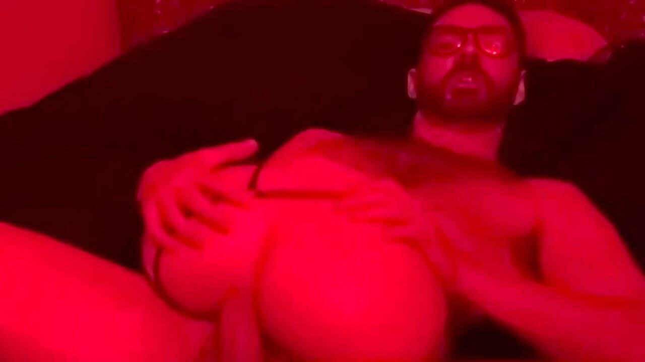 Красные фонари трахают эту большую задницу.