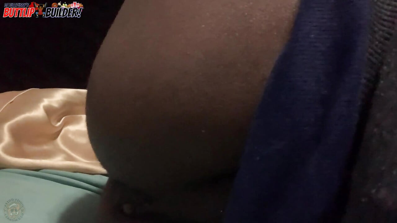 Ele adora brincar com os lábios de seu cu preto - Dj Buttpussy