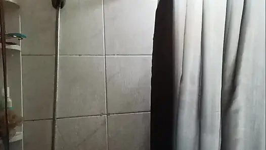 Orta yaşlı seksi kadın duş alıyor