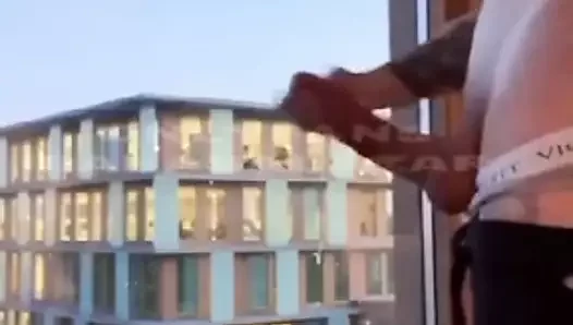 Cam kapıya ateş eden ts