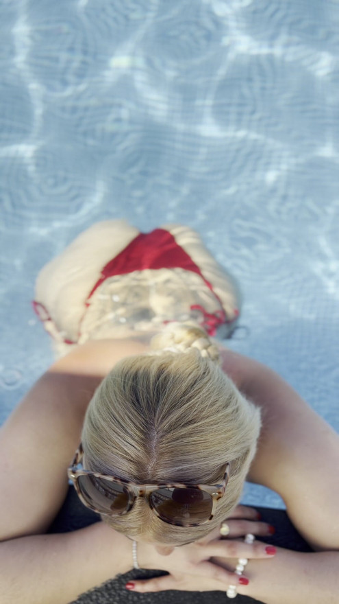 Si blonde panas di kolam