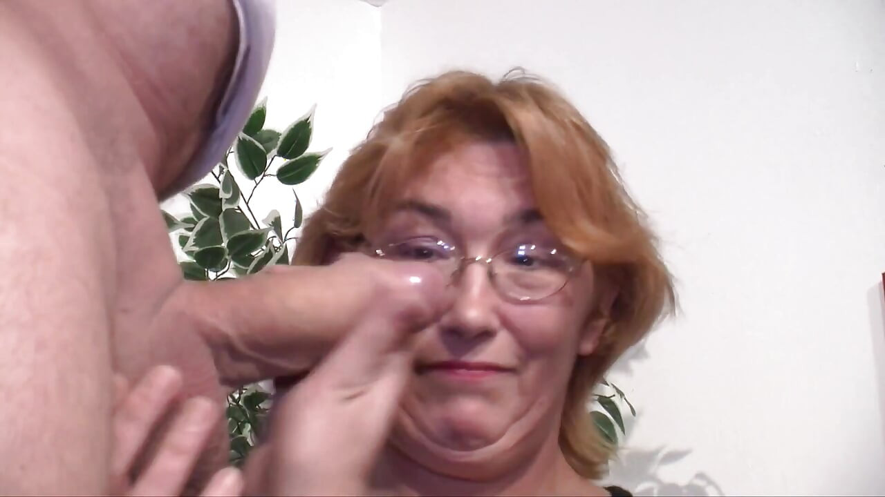 Mam kokhalst op een enorme pik en berijdt hem dan naar een cumshot in de mond