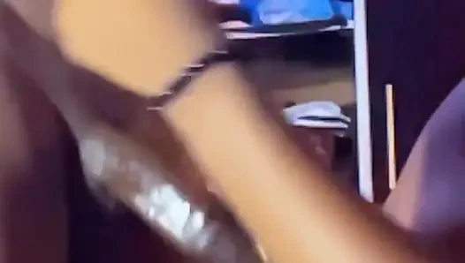 Komşumun kıvrımlı yarağını sevdiğim için erkek arkadaşımı aldattım