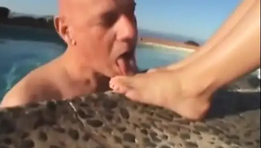 Draußen fußspiel in der nähe des pool