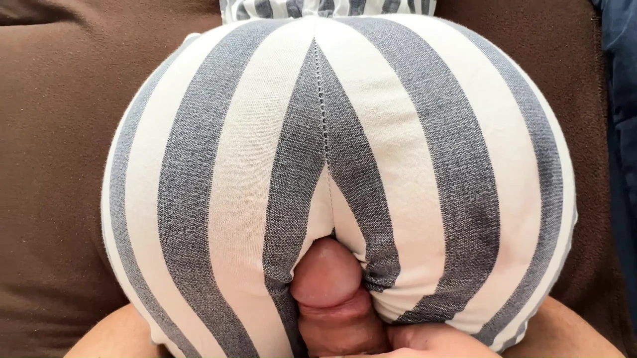 Schwanzfick mit dem arsch meiner stiefschwester im jumpsuit