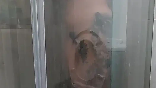 Masturbation in der dusche mit behaarter vagina