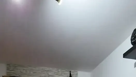 Olgun dominatrix zonklayan takma yarakla itaatkarın genişleyen götünü genişletiyor