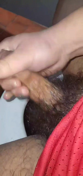 Pljuvanje i drkanje u javnom WC-u dok ne svršim.