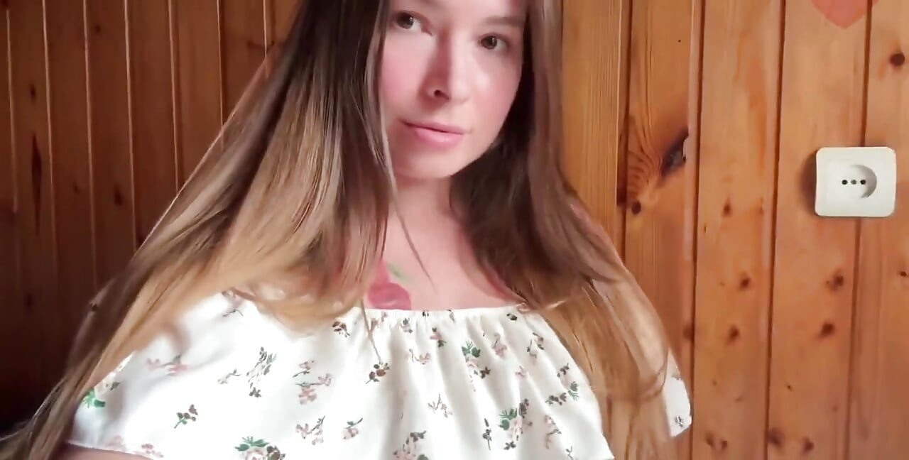 Süße fingert ihre pulsierende feuchte muschi, stöhnt und kommt