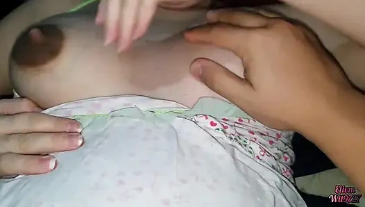 Adik tiriku ngebiarkan aku mengangkat gaunnya dan ngeliat coochienya yang imut