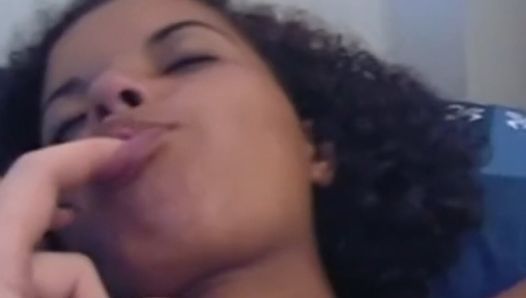 Jovem negra com peitos naturais fofos chupando um pau pequeno