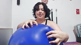 Chupando un enorme globo azul