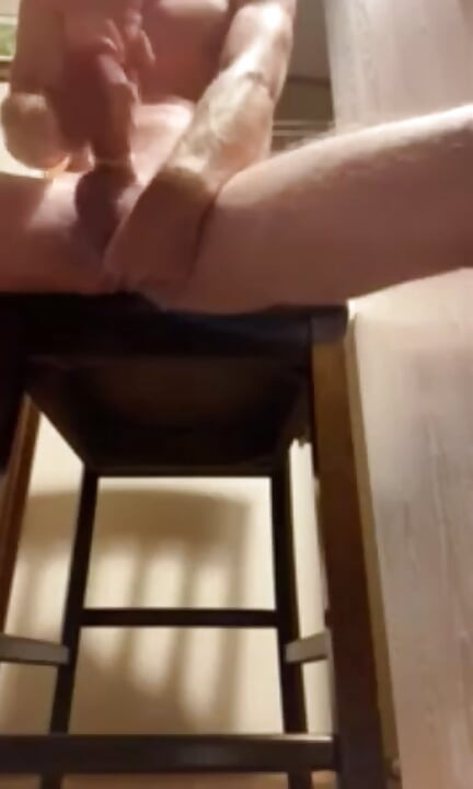 Masturbando o plugue anal