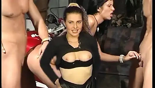 Сучка-брюнетка мастурбирует перед минетом