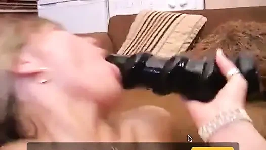 Бисексуальные грязные сучки трахаются с игрушками
