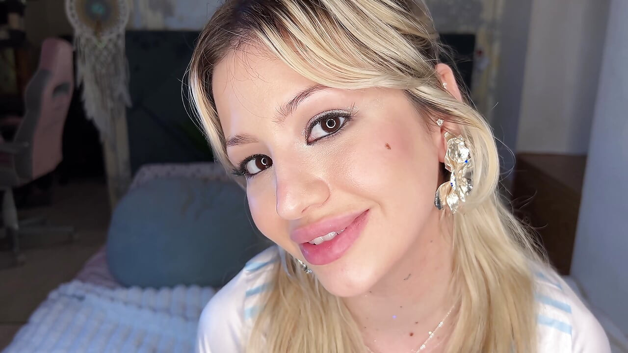 Sensuele lippen plagen en glansen tot lipstick-transformatie - close-up lipfetisj