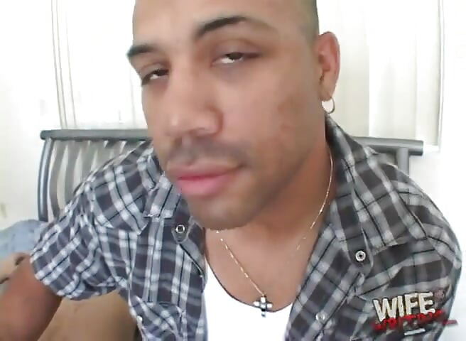 أسبن ستيفنز تفعل كل ما يقوله لها سيدها الذي يحمل الزب الأسود