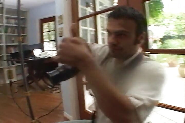 セクシーな女が巨大なペニスに乗って跳ねながら、もう一人をしゃぶっている