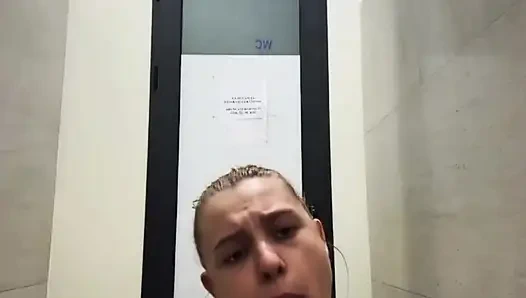 Gadis tiktok populer muncrat banyak di depan umum