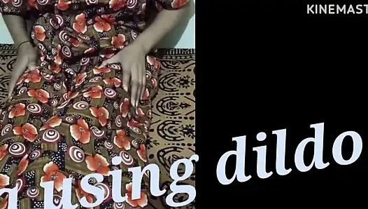 Meena benutzt einen dildo, um sich selbst zu befriedigen, wenn niemand zur Verfügung ist, um sie zu ficken