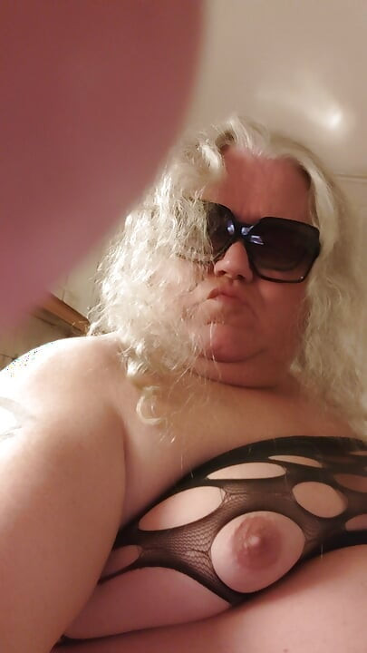 FATTY ASS CROSSDRESSER MASTURBATING IN THE KITCHEN