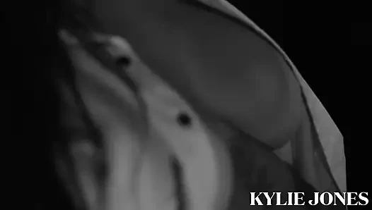 Kylie jones dientot habis-habisan sama mesin seks di penjara bawah tanah