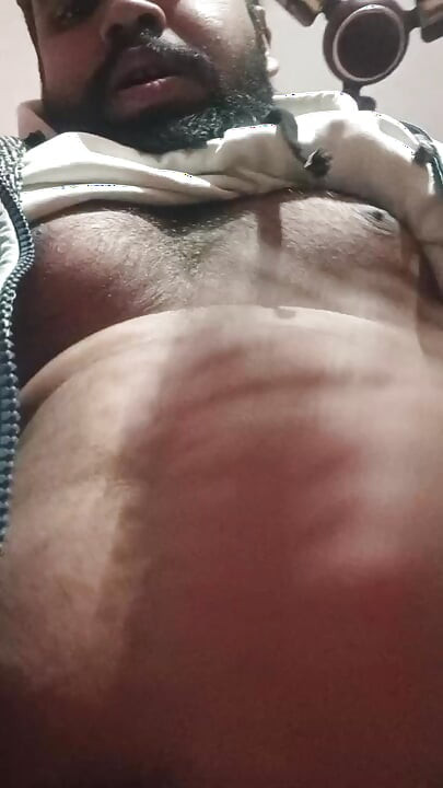 2) ความละเอียดปีใหม่ (1.01.2026) – เดี่ยวเต็มวันเย็ดวิดีโอช่วยตัวเองอย่างหนักโดยหนุ่มอิสมาทดีวาอินเดีย