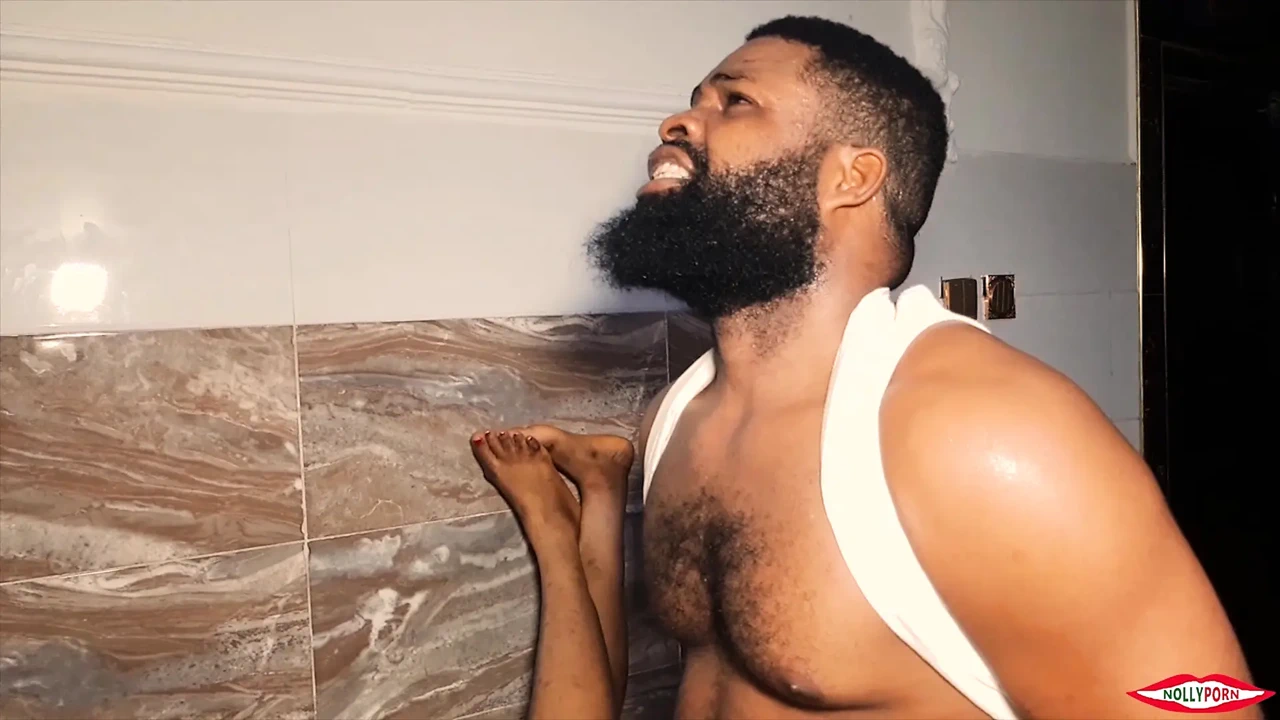 Sindy的阴户在桌子上被Krissyjoh的大鸡巴抽插