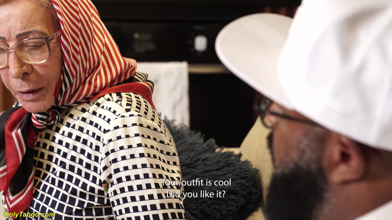 77岁的老奶奶的屁股被狠狠地摧残