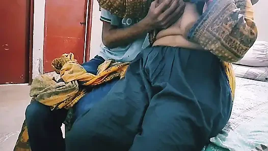 Неудовлетворенная жена дези трахается с жесткой киской с кримпаем