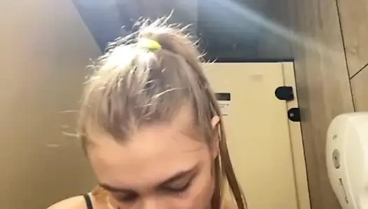 Jucielussie playing with herself in the gym