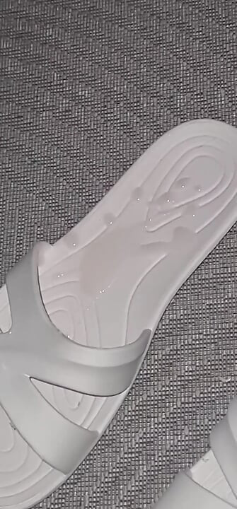 私の寝取られ奴隷の精液が私のスリッパにつきました