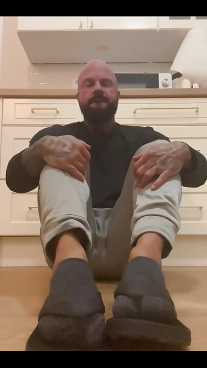 Sprawiam, że wąchasz moje śmierdzące klapki