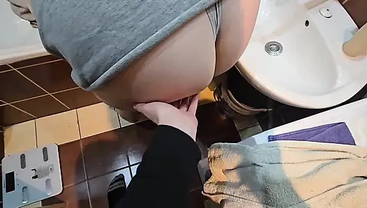 Возбужденный Муж Застукал Свою Жену, Моет Ее Волосы В Ванной И Трахнул Ее