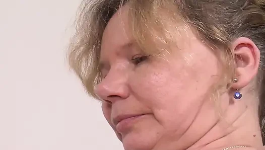 Pelacur dewasa Jerman berbagi kontol dengan pelacur pirang terangsang