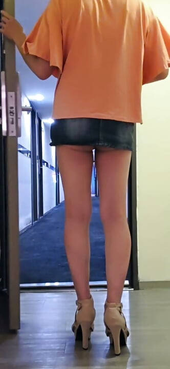La trans Ting Xuan ouvre la porte d’une chambre d’hôtel et se fait provocateur