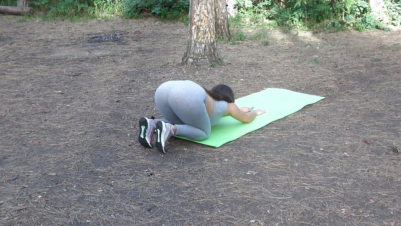 Man tittar på flickan när hon övar yoga, offentlig avsugning i en park, 4D!