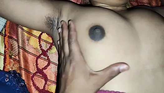 Istri panas desi India menunggangi dan mendapatkan air mani di dalam memek