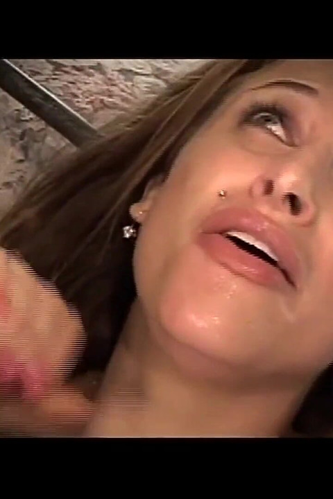 若いスラットが2人の大きな成熟したペニスに口内でセックスされ、中出しされる