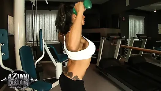 Fit MILF shows off her sweat and sexy ass in gym