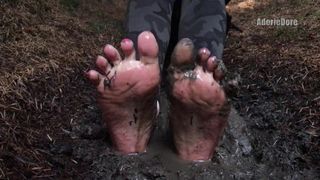 I miei piedi sporchi che giocano nel fango
