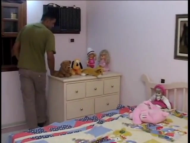 Şehvetli esmer bebek sulu amcığını siktiriyor